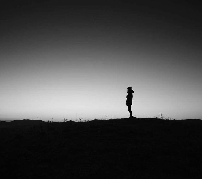 Silhouette seule sur une crête au crépuscule