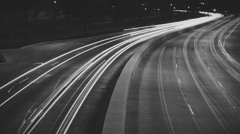 Traînées lumineuses sur une route la nuit